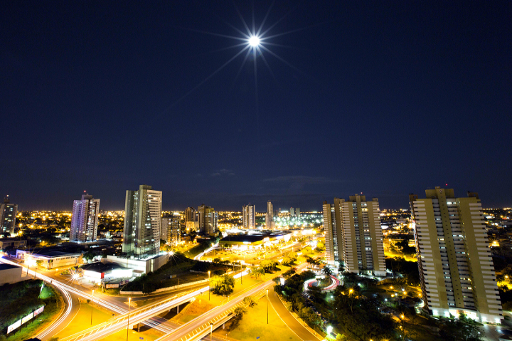 Vista noturna da região do escritório